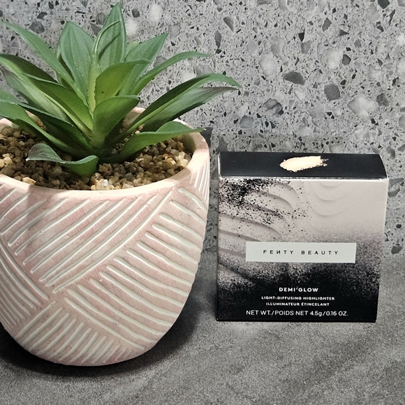 FENTY Demi Glow Light Diffusing Highlighter In PROSECCO new Msrp $20 Limited Ed - Picture 8 of 16